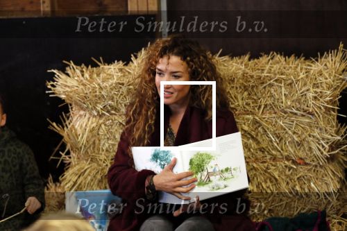 Hilversum 2 oktober 2018
Presentatie voorleesboeken van Katja Schuurman ism Jumbo en Campina. Birgit Schuurman overhandigt eerste exemplaren.