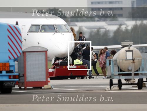 Schiphol Oost 4 oktober 2018
Vrienden van Johnny de Mol en zijn vrouw Anouk vertrekken vanaf schiphol oost met een prive vliegtuig naar Portugal. Aanwezig oa Willek Alberti  , broer Kaj Lerby met gezin Dinand en Lucy Woesthoff John Ewbank en Kelly Weekers Katja Schuurman en Freek v Noordwijk Tony Berk manager Carlijn de Vries met man Nikkie Plessen en Linda de Mol met Jeroen Rietbergen en kinderen Noah en Julian.