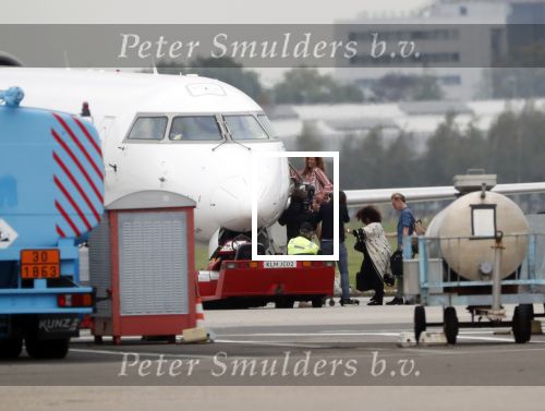 Schiphol Oost 4 oktober 2018
Vrienden van Johnny de Mol en zijn vrouw Anouk vertrekken vanaf schiphol oost met een prive vliegtuig naar Portugal. Aanwezig oa Willek Alberti  , broer Kaj Lerby met gezin Dinand en Lucy Woesthoff John Ewbank en Kelly Weekers Katja Schuurman en Freek v Noordwijk Tony Berk manager Carlijn de Vries met man Nikkie Plessen en Linda de Mol met Jeroen Rietbergen en kinderen Noah en Julian.