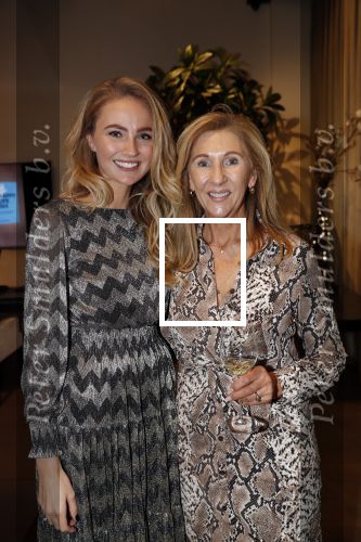 Amsterdam 30 oktober 2018
Boekpresentatie Kelly Weekers. Haar man John Ewbank reikte het eerste boek uit. Kelly met haar moeder