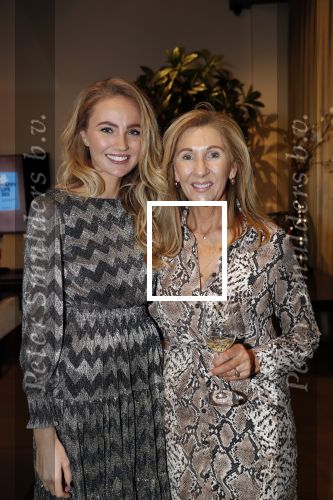 Amsterdam 30 oktober 2018
Boekpresentatie Kelly Weekers. Haar man John Ewbank reikte het eerste boek uit. Kelly met haar moeder