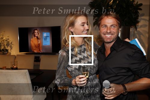 Amsterdam 30 oktober 2018
Boekpresentatie Kelly Weekers. Haar man John Ewbank reikte het eerste boek uit.