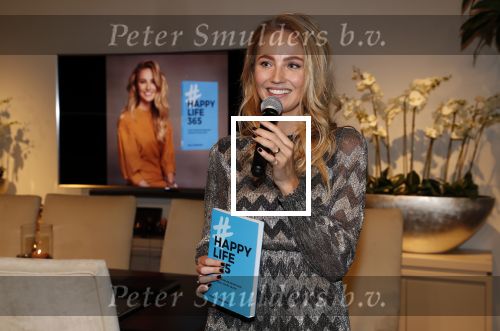 Amsterdam 30 oktober 2018
Boekpresentatie Kelly Weekers. Haar man John Ewbank reikte het eerste boek uit.