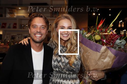 Amsterdam 30 oktober 2018
Boekpresentatie Kelly Weekers. Haar man John Ewbank reikte het eerste boek uit. Kelly met Bas Smit