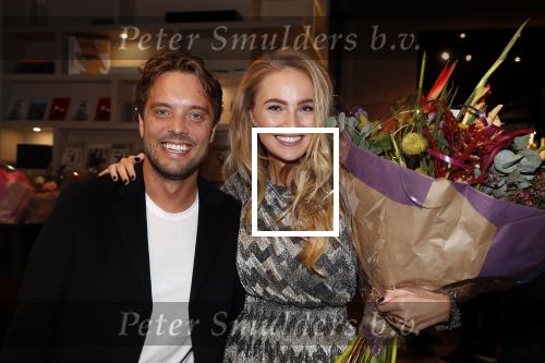 Amsterdam 30 oktober 2018
Boekpresentatie Kelly Weekers. Haar man John Ewbank reikte het eerste boek uit. Kelly met Bas Smit