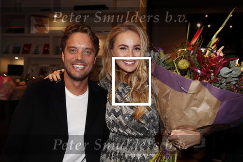 Amsterdam 30 oktober 2018
Boekpresentatie Kelly Weekers. Haar man John Ewbank reikte het eerste boek uit. Kelly met Bas Smit