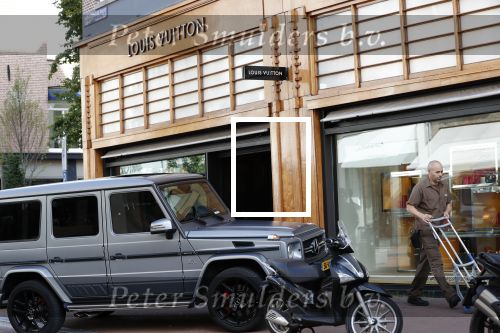 Amsterdam 3 oktober 2018
Lil Kleine parkeert zijn Mercedes G 6.3 AMG op de stope op de pc hooftstraat bij Louis Vuitton
