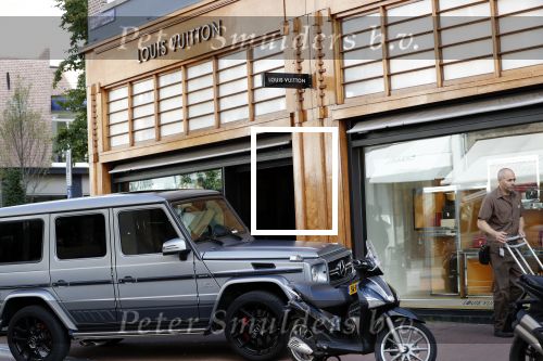 Amsterdam 3 oktober 2018
Lil Kleine parkeert zijn Mercedes G 6.3 AMG op de stope op de pc hooftstraat bij Louis Vuitton