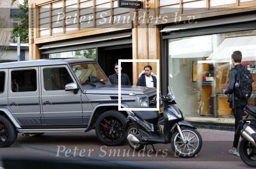 Amsterdam 3 oktober 2018
Lil Kleine parkeert zijn Mercedes G 6.3 AMG op de stope op de pc hooftstraat bij Louis Vuitton