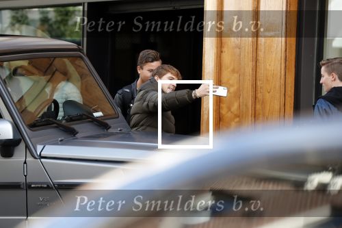 Amsterdam 3 oktober 2018
Lil Kleine parkeert zijn Mercedes G 6.3 AMG op de stope op de pc hooftstraat bij Louis Vuitton