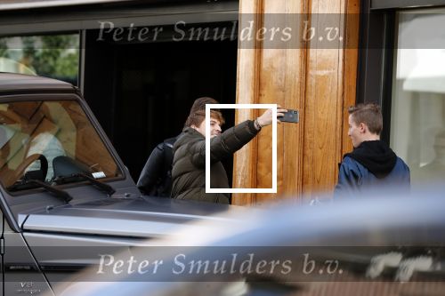 Amsterdam 3 oktober 2018
Lil Kleine parkeert zijn Mercedes G 6.3 AMG op de stope op de pc hooftstraat bij Louis Vuitton