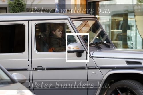 Amsterdam 3 oktober 2018
Lil Kleine parkeert zijn Mercedes G 6.3 AMG op de stope op de pc hooftstraat bij Louis Vuitton