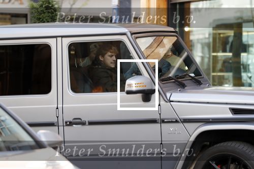 Amsterdam 3 oktober 2018
Lil Kleine parkeert zijn Mercedes G 6.3 AMG op de stope op de pc hooftstraat bij Louis Vuitton