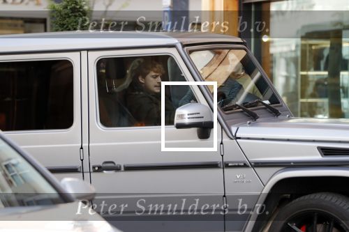 Amsterdam 3 oktober 2018
Lil Kleine parkeert zijn Mercedes G 6.3 AMG op de stope op de pc hooftstraat bij Louis Vuitton