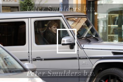 Amsterdam 3 oktober 2018
Lil Kleine parkeert zijn Mercedes G 6.3 AMG op de stope op de pc hooftstraat bij Louis Vuitton