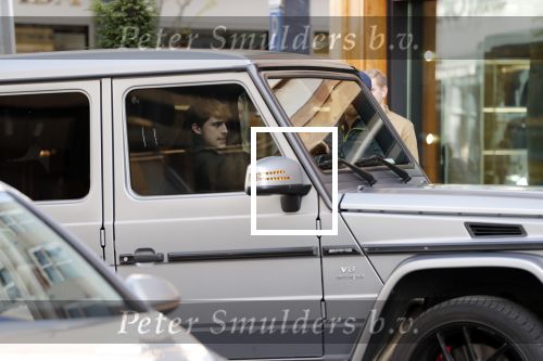 Amsterdam 3 oktober 2018
Lil Kleine parkeert zijn Mercedes G 6.3 AMG op de stope op de pc hooftstraat bij Louis Vuitton