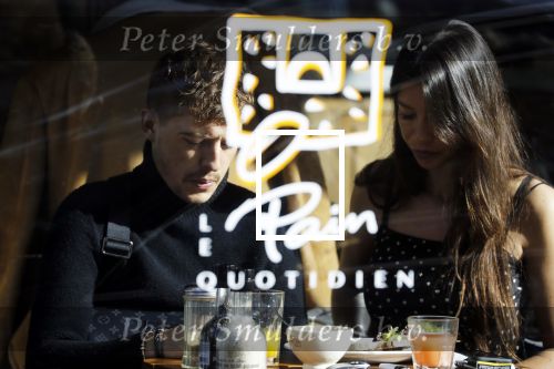Amsterdam 17 oktober 2018
Lil Kleine met zijn vriendin Jamie Vaes bij le pain Quotidien