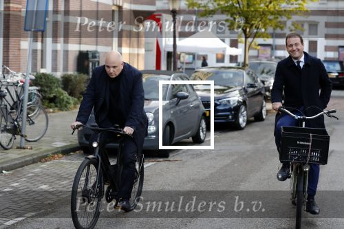 Amsterdam 27 oktober 2018
Lodewijk Asscher en Felix Rottenberg op de fiets.