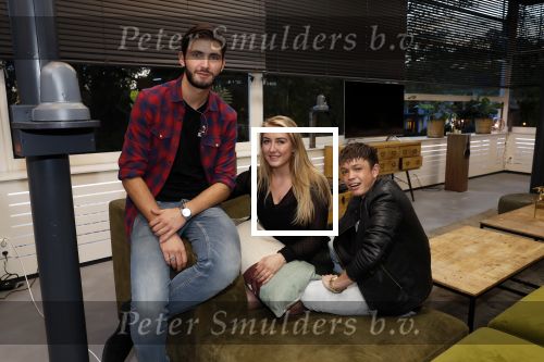 Hilversum 6 november 2018
Dries Roelvink interviewt voor Story Quincy Wilson Luc v Essen en Julia v Helvoirt uit het sbs6 programma house of Talent