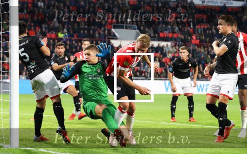 Eindhoven, 20 Oktober 2018 Kompetitiewedstrijd PSV-FC Emmen, eindstand 6-0 Seizoen 2018-2019
Luuk de Jong verslaat doelam Kjell Scherpen van FC Emmen