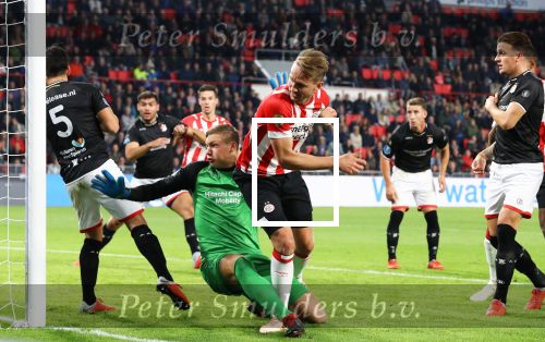 Eindhoven, 20 Oktober 2018 Kompetitiewedstrijd PSV-FC Emmen, eindstand 6-0 Seizoen 2018-2019
Luuk de Jong verslaat doelam Kjell Scherpen van FC Emmen