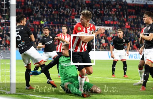 Eindhoven, 20 Oktober 2018 Kompetitiewedstrijd PSV-FC Emmen, eindstand 6-0 Seizoen 2018-2019
Luuk de Jong verslaat doelam Kjell Scherpen van FC Emmen