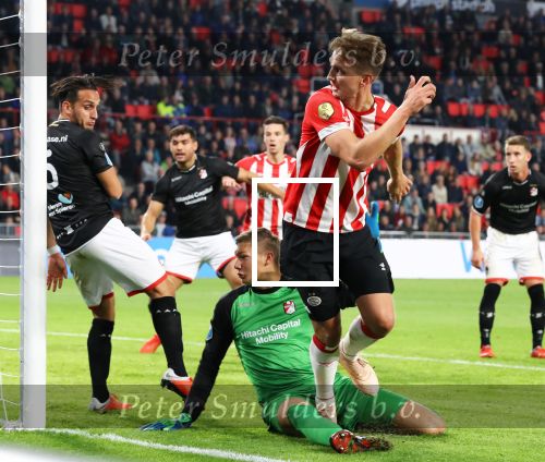 Eindhoven, 20 Oktober 2018 Kompetitiewedstrijd PSV-FC Emmen, eindstand 6-0 Seizoen 2018-2019
Luuk de Jong verslaat doelam Kjell Scherpen van FC Emmen