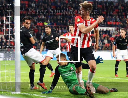 Eindhoven, 20 Oktober 2018 Kompetitiewedstrijd PSV-FC Emmen, eindstand 6-0 Seizoen 2018-2019
Luuk de Jong verslaat doelam Kjell Scherpen van FC Emmen