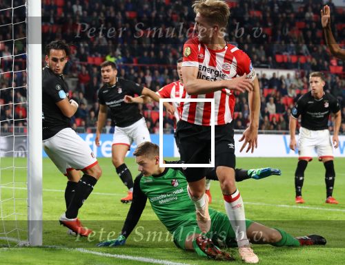 Eindhoven, 20 Oktober 2018 Kompetitiewedstrijd PSV-FC Emmen, eindstand 6-0 Seizoen 2018-2019
Luuk de Jong verslaat doelam Kjell Scherpen van FC Emmen