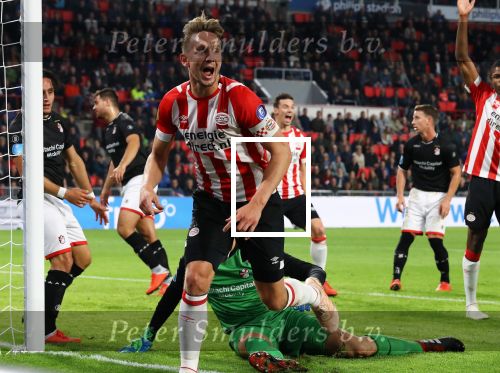 Eindhoven, 20 Oktober 2018 Kompetitiewedstrijd PSV-FC Emmen, eindstand 6-0 Seizoen 2018-2019
Luuk de Jong verslaat doelam Kjell Scherpen van FC Emmen