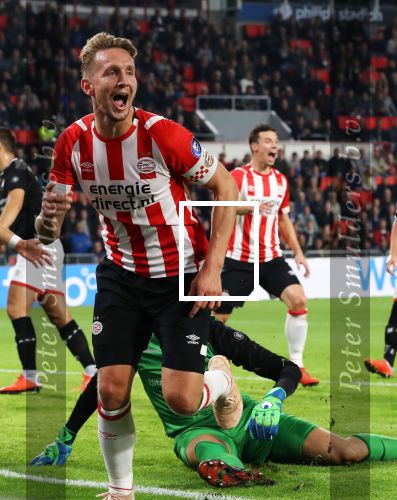 Eindhoven, 20 Oktober 2018 Kompetitiewedstrijd PSV-FC Emmen, eindstand 6-0 Seizoen 2018-2019
Luuk de Jong verslaat doelam Kjell Scherpen van FC Emmen
