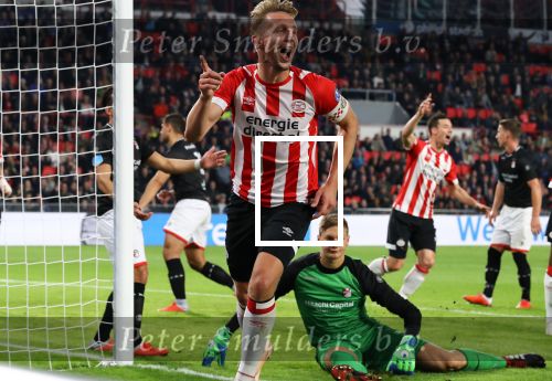Eindhoven, 20 Oktober 2018 Kompetitiewedstrijd PSV-FC Emmen, eindstand 6-0 Seizoen 2018-2019
Luuk de Jong verslaat doelam Kjell Scherpen van FC Emmen