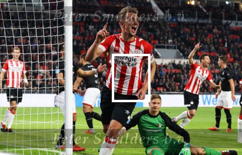 Eindhoven, 20 Oktober 2018 Kompetitiewedstrijd PSV-FC Emmen, eindstand 6-0 Seizoen 2018-2019
Luuk de Jong verslaat doelam Kjell Scherpen van FC Emmen