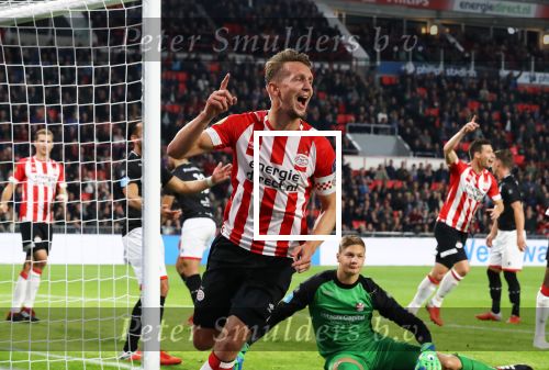 Eindhoven, 20 Oktober 2018 Kompetitiewedstrijd PSV-FC Emmen, eindstand 6-0 Seizoen 2018-2019
Luuk de Jong verslaat doelam Kjell Scherpen van FC Emmen