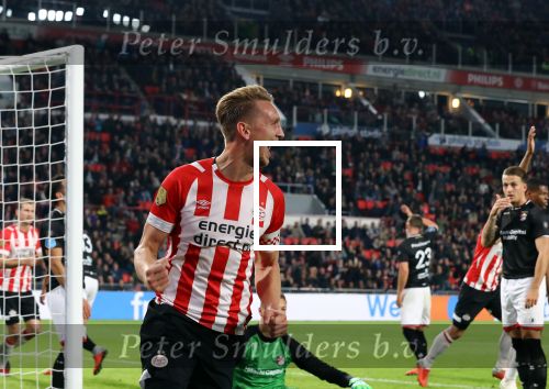 Eindhoven, 20 Oktober 2018 Kompetitiewedstrijd PSV-FC Emmen, eindstand 6-0 Seizoen 2018-2019
Luuk de Jong verslaat doelam Kjell Scherpen van FC Emmen