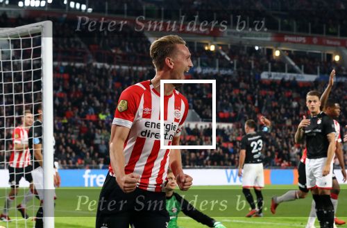 Eindhoven, 20 Oktober 2018 Kompetitiewedstrijd PSV-FC Emmen, eindstand 6-0 Seizoen 2018-2019
Luuk de Jong verslaat doelam Kjell Scherpen van FC Emmen