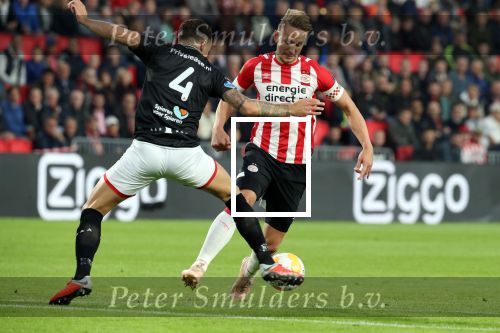 Eindhoven, 20 Oktober 2018 Kompetitiewedstrijd PSV-FC Emmen, eindstand 6-0 Seizoen 2018-2019
Luuk de Jong in duel met Nick Bakker