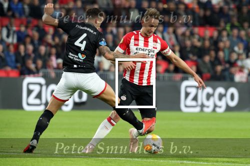 Eindhoven, 20 Oktober 2018 Kompetitiewedstrijd PSV-FC Emmen, eindstand 6-0 Seizoen 2018-2019
Luuk de Jong in duel met Nick Bakker