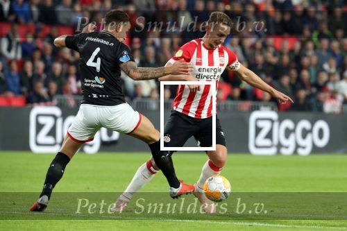 Eindhoven, 20 Oktober 2018 Kompetitiewedstrijd PSV-FC Emmen, eindstand 6-0 Seizoen 2018-2019
Luuk de Jong in duel met Nick Bakker