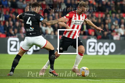 Eindhoven, 20 Oktober 2018 Kompetitiewedstrijd PSV-FC Emmen, eindstand 6-0 Seizoen 2018-2019
Luuk de Jong in duel met Nick Bakker