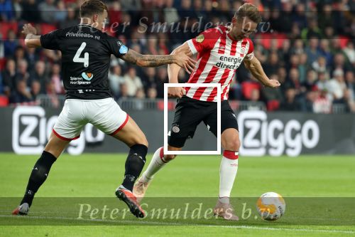 Eindhoven, 20 Oktober 2018 Kompetitiewedstrijd PSV-FC Emmen, eindstand 6-0 Seizoen 2018-2019
Luuk de Jong in duel met Nick Bakker