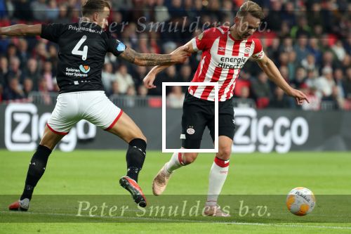 Eindhoven, 20 Oktober 2018 Kompetitiewedstrijd PSV-FC Emmen, eindstand 6-0 Seizoen 2018-2019
Luuk de Jong in duel met Nick Bakker