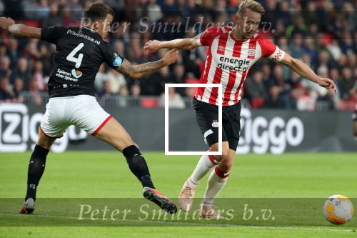 Eindhoven, 20 Oktober 2018 Kompetitiewedstrijd PSV-FC Emmen, eindstand 6-0 Seizoen 2018-2019
Luuk de Jong in duel met Nick Bakker