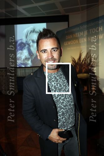 Amsterdam 23 oktober 2018
Boekpresentatie van Antoinette Scheulderman in de soho House . Eva Jinek overhandigt haar het eerste boek. Manuel Venderbos