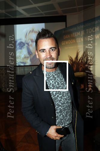 Amsterdam 23 oktober 2018
Boekpresentatie van Antoinette Scheulderman in de soho House . Eva Jinek overhandigt haar het eerste boek. Manuel Venderbos