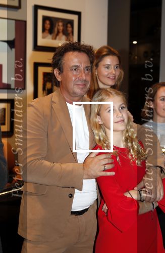 Amsterdam 30 oktober 2018
Boekpresentatie Kelly Weekers. Haar man John Ewbank reikte het eerste boek uit. Marco Borsato met Day Ewbank