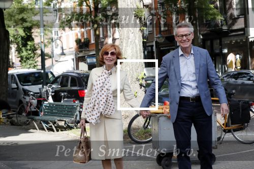 Amsterdam  3oktober 2018
Marrijke Helwegen met haar man Harrie hand in hand in Amsterdam zuid.