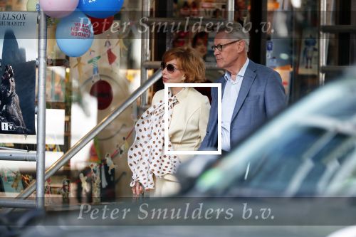 Amsterdam  3oktober 2018
Marrijke Helwegen met haar man Harrie hand in hand in Amsterdam zuid.