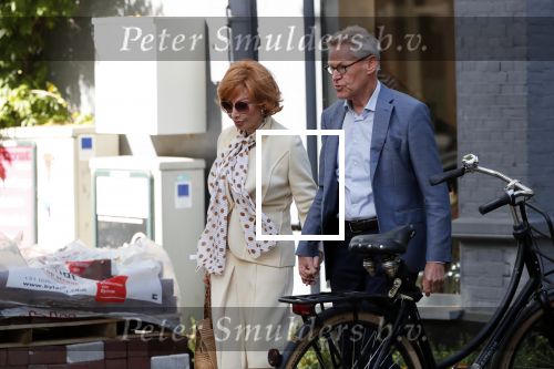 Amsterdam  3oktober 2018
Marrijke Helwegen met haar man Harrie hand in hand in Amsterdam zuid.