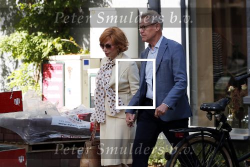 Amsterdam  3oktober 2018
Marrijke Helwegen met haar man Harrie hand in hand in Amsterdam zuid.